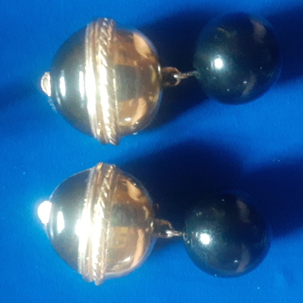 Elegant Gold Tone and Black Earrings - Picture 2 of 5